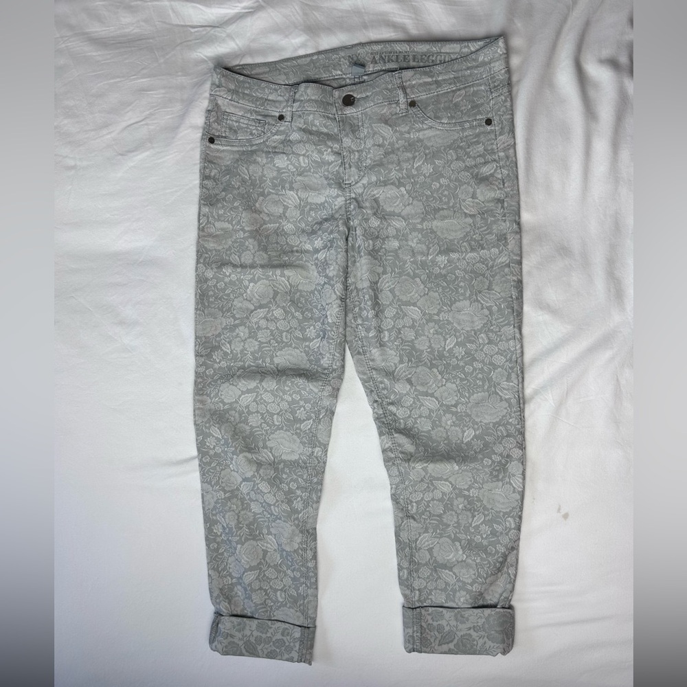 Light gray flower embroidered fitted capris